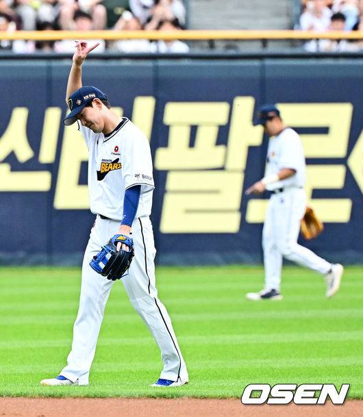 [OSEN=잠실, 지형준 기자] 6일 오후 서울 잠실구장에서 ‘2025 신한 SOL Bank KBO리그’ 두산 베어스와 KT 위즈의 경기가 열렸다.두산은 최승용, KT는 엔마누엘 데 헤이수스를 선발로 내세웠다.두산은 이날 2024시즌을 끝으로 은퇴를 선언한 김재호의 은퇴식을 개최한다. 은퇴식 테마는 ‘베어스 올타임 No.1 유격수 김재호’이다. 김재호는 은퇴선수 특별 엔트리를 통해 1군 엔트리에도 이름을 올렸다.&nbsp;1회초 무사에서 KT 김상수가 좌익수 플라이로 물러나자 김재호가 손가락으로 아웃카운트를 가리키고 있다. 2025.07.05 /jpnews@osen.co.kr