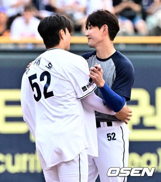 [OSEN=잠실, 지형준 기자] 6일 오후 서울 잠실구장에서 ‘2025 신한 SOL Bank KBO리그’ 두산 베어스와 KT 위즈의 경기가 열렸다.두산은 최승용, KT는 엔마누엘 데 헤이수스를 선발로 내세웠다.두산은 이날 2024시즌을 끝으로 은퇴를 선언한 김재호의 은퇴식을 개최한다. 은퇴식 테마는 ‘베어스 올타임 No.1 유격수 김재호’이다. 김재호는 은퇴선수 특별 엔트리를 통해 1군 엔트리에도 이름을 올렸다.&nbsp;1회초 2사에서 김재호가 교체되며 두산 박준순에게 등번호 52번 유니폼을 넘기고 있다. 2025.07.05 /jpnews@osen.co.kr