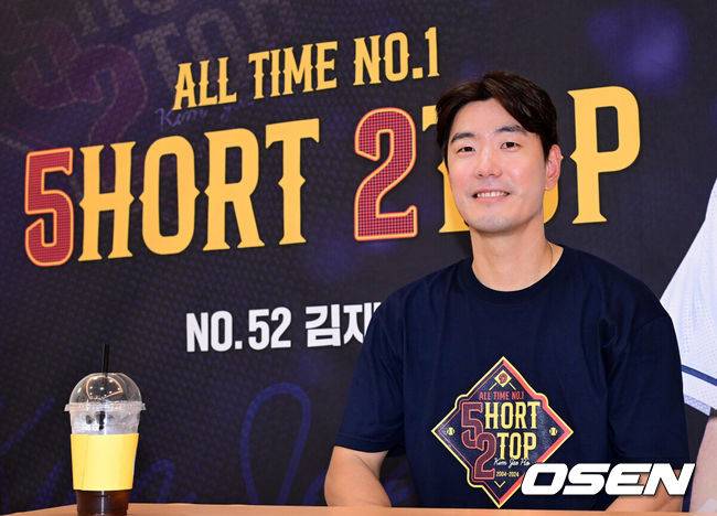 [OSEN=잠실, 지형준 기자] 6일 오후 서울 잠실구장에서 ‘2025 신한 SOL Bank KBO리그’ 두산 베어스와 KT 위즈의 경기가 열렸다.두산은 최승용, KT는 엔마누엘 데 헤이수스를 선발로 내세웠다.두산은 이날 2024시즌을 끝으로 은퇴를 선언한 김재호의 은퇴식을 개최한다. 은퇴식 테마는 ‘베어스 올타임 No.1 유격수 김재호’이다. 김재호는 은퇴선수 특별 엔트리를 통해 1군 엔트리에도 이름을 올렸다.&nbsp;경기에 앞서 김재호가 기자회견을 하고 있다. 2025.07.05 /jpnews@osen.co.kr