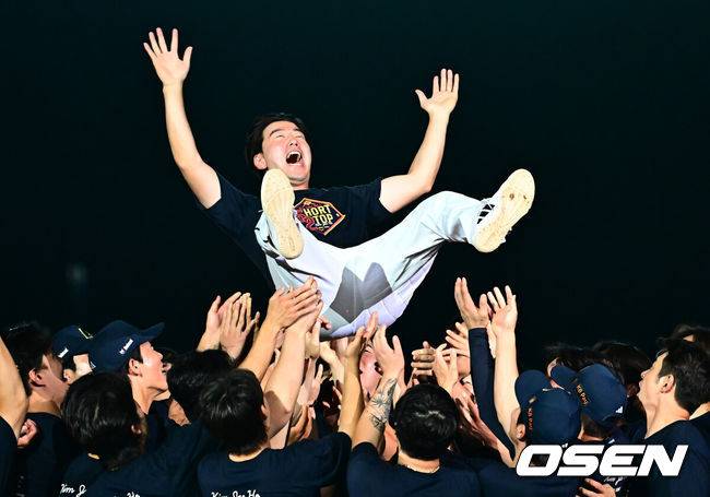 [OSEN=잠실, 지형준 기자] ‘천재 유격수’ 김재호의 은퇴식을 맞아 왕조의 주역들이 깨어났다.&nbsp;프로야구 두산 베어스는 6일 서울 잠실구장에서 열린 2025 신한 SOL뱅크 KBO리그 KT 위즈와의 시즌 12차전에서 8-7&nbsp;역전승을 거뒀다.&nbsp;두산은 2연승을 달리며 주말 3연전을 위닝시리즈로 장식했다. 시즌 34승 3무 48패. 반면 2연패에 빠진 KT는 43승 3무 40패가 됐다.&nbsp;경기를 마치고 2024시즌을 끝으로 은퇴를 선언한 김재호의 은퇴식을 개최했다. 은퇴식 테마는 ‘베어스 올타임 No.1 유격수 김재호’이다. 김재호는 은퇴선수 특별 엔트리를 통해 1군 엔트리에도 이름을 올렸다.&nbsp;두산 선수들이 김재호를 헹가래 하고 있다. 2025.07.05 /jpnews@osen.co.kr