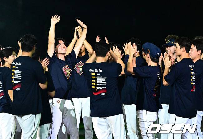 [OSEN=잠실, 지형준 기자] ‘천재 유격수’ 김재호의 은퇴식을 맞아 왕조의 주역들이 깨어났다.&nbsp;프로야구 두산 베어스는 6일 서울 잠실구장에서 열린 2025 신한 SOL뱅크 KBO리그 KT 위즈와의 시즌 12차전에서 8-7&nbsp;역전승을 거뒀다.&nbsp;두산은 2연승을 달리며 주말 3연전을 위닝시리즈로 장식했다. 시즌 34승 3무 48패. 반면 2연패에 빠진 KT는 43승 3무 40패가 됐다.&nbsp;경기를 마치고 2024시즌을 끝으로 은퇴를 선언한 김재호의 은퇴식을 개최했다. 은퇴식 테마는 ‘베어스 올타임 No.1 유격수 김재호’이다. 김재호는 은퇴선수 특별 엔트리를 통해 1군 엔트리에도 이름을 올렸다.&nbsp;김재호가 두산 선수들과 인사를 나누고 있다. 2025.07.05 /jpnews@osen.co.kr