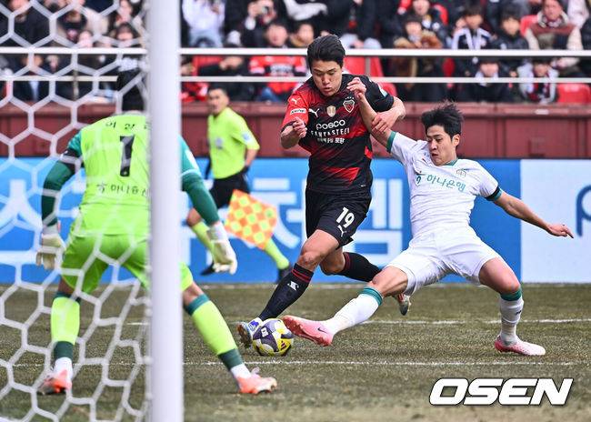 [OSEN=포항, 이석우 기자] 15일 포항 스틸야드에서 하나은행 K리그1 2025 포항 스틸러스와 대전 하나시티즌의 경기가 열렸다.  포항은 주민규와 정재희를 영입해 전력을 강화한 대전을 상대로, 지난 시즌 코리아컵 우승의 기세를 이어가겠다는 각오다.포항 스틸러스 이호재가 대전 하나시티즌 김현우의 마크를 피해 문전 돌파를 하고 있다. 2025.02.15 / foto0307@osen.co.kr