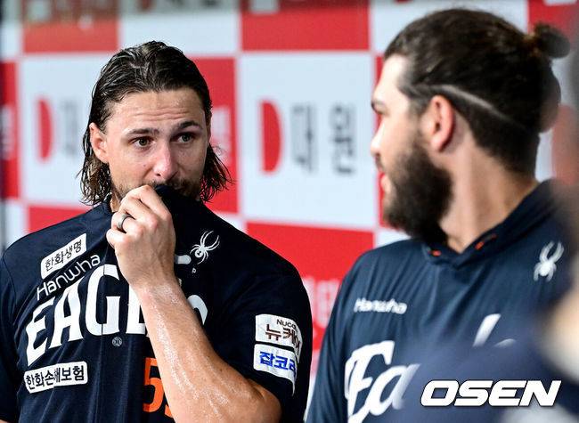 [OSEN=고척, 최규한 기자] 6일 서울 고척스카이돔에서 ‘2025 신한 SOL Bank KBO리그’ 키움 히어로즈와 한화 이글스의 경기가 열렸다.홈팀 키움은 박주성, 방문팀 한화는 라이언 와이스를 선발로 내세웠다.6회말 키움 공격을 무실점으로 막아낸 한화 선발 와이스가 더그아웃에서 동료 투수 폰세와 대화를 나누고 있다. 2025.07.06 / dreamer@osen.co.kr