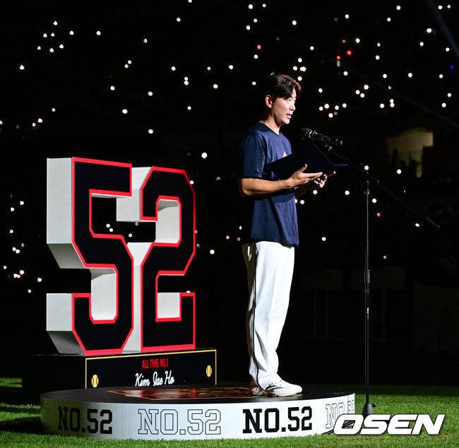 [OSEN=잠실, 지형준 기자] ‘천재 유격수’ 김재호의 은퇴식을 맞아 왕조의 주역들이 깨어났다.&nbsp;프로야구 두산 베어스는 6일 서울 잠실구장에서 열린 2025 신한 SOL뱅크 KBO리그 KT 위즈와의 시즌 12차전에서 8-7&nbsp;역전승을 거뒀다.&nbsp;두산은 2연승을 달리며 주말 3연전을 위닝시리즈로 장식했다. 시즌 34승 3무 48패. 반면 2연패에 빠진 KT는 43승 3무 40패가 됐다.&nbsp;경기를 마치고 2024시즌을 끝으로 은퇴를 선언한 김재호의 은퇴식을 개최했다. 은퇴식 테마는 ‘베어스 올타임 No.1 유격수 김재호’이다. 김재호는 은퇴선수 특별 엔트리를 통해 1군 엔트리에도 이름을 올렸다.&nbsp;김재호가 은퇴사를 하고 있다. 2025.07.05 /jpnews@osen.co.kr