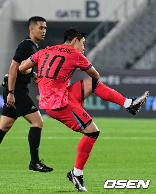 [OSEN=용인, 조은정 기자]7일 경기 용인시 용인 미르 스타디움에서 2025 동아시아 축구연맹(EAFF) E-1 챔피언십(동아시안컵) 대한민국 남자 축구 대표팀과 중국의 개막전이 열렸다.한국은 중국과 첫 경기를 시작으로 11일 홍콩, 15일 일본과 격돌한다. 경기는 모두 용인에서 치러지며 3경기 성적에 따라 그대로 최종 순위가 결정된다.전반 한국 이동경이 선제골을 넣고 있다. 2025.07.07 /cej@osen.co.kr