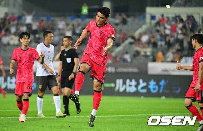 [OSEN=용인, 조은정 기자]7일 경기 용인시 용인 미르 스타디움에서 2025 동아시아 축구연맹(EAFF) E-1 챔피언십(동아시안컵) 대한민국 남자 축구 대표팀과 중국의 개막전이 열렸다.한국은 중국과 첫 경기를 시작으로 11일 홍콩, 15일 일본과 격돌한다. 경기는 모두 용인에서 치러지며 3경기 성적에 따라 그대로 최종 순위가 결정된다.전반 한국 주민규가 팀의 두 번째 골을 넣은 뒤 기뻐하고 있다. 2025.07.07 /cej@osen.co.kr