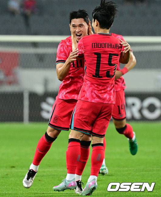 [OSEN=용인, 조은정 기자]7일 경기 용인시 용인 미르 스타디움에서 2025 동아시아 축구연맹(EAFF) E-1 챔피언십(동아시안컵) 대한민국 남자 축구 대표팀과 중국의 개막전이 열렸다.한국은 중국과 첫 경기를 시작으로 11일 홍콩, 15일 일본과 격돌한다. 경기는 모두 용인에서 치러지며 3경기 성적에 따라 그대로 최종 순위가 결정된다.전반 한국 이동경이 선제골을 넣은 뒤 김문환과 기뻐하고 있다. 2025.07.07 /cej@osen.co.kr