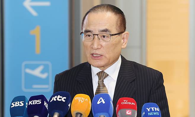 위성락 국가안보실장이 방미 일정을 위해 6일 인천국제공항을 통해 미국 워싱턴DC로 출국하기 앞서 취재진의 질문에 답하고 있다. 연합뉴스