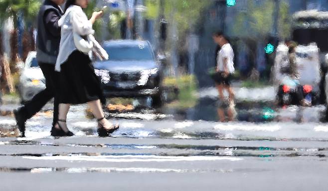 본격적인 더위를 알리는 절기 ‘소서(小暑)’인 7일 제주시 건입동 인근 도로 위로 지열로 인한 아지랑이가 피어오르고 있다. 제주=뉴시스