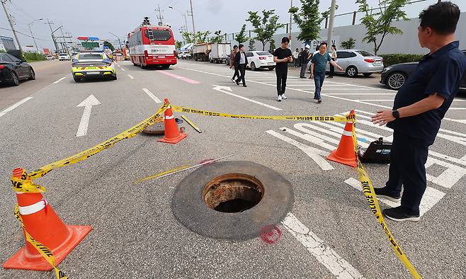 인천 계양구에서 발생한 ‘맨홀 사망사고’ 현장 모습.&nbsp;연합뉴스