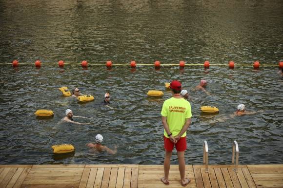 파리 시민들이 5일(현지시간) 센강 중심부 마리 수로에 문을 연 수영장에서 즐거운 시간을 보내고 있다. 2025.07.05. AP 연합뉴스