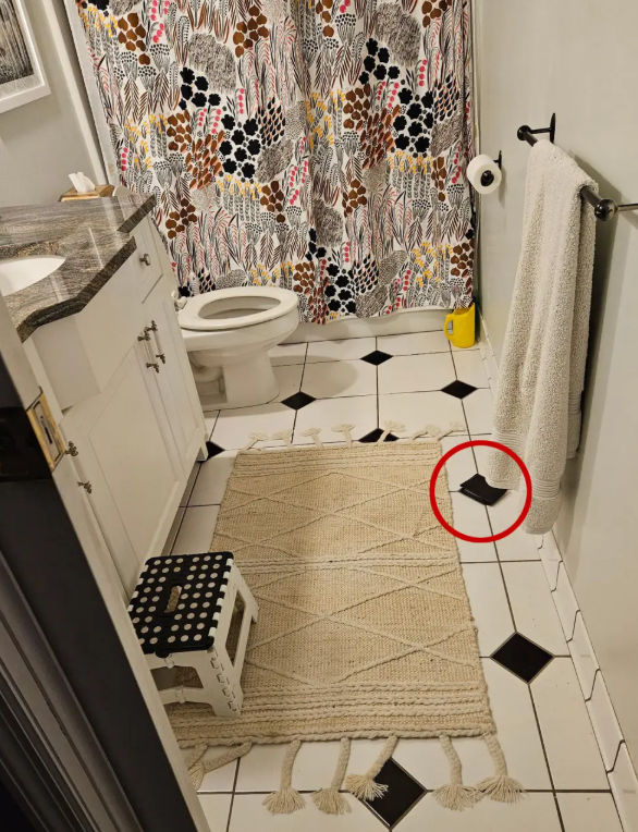 미국의 한 온라인 커뮤니티에 “48시간 동안 찾지 못한 지갑이 욕실 바닥에서 발견됐다”는 사연이 올라와 화제를 모으고 있다. 레딧 캡처