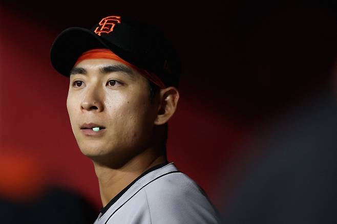 샌프란시스코 자이언츠 이정후가 2일(한국시간) 미국 애리조나주 피닉스의 체이스필드에서 열린 2025 미국 프로야구 메이저리그(MLB) 정규시즌 애리조나 다이아몬드백스와의 원정 경기에 동료들을 바라보고 있다. AFP 연합뉴스