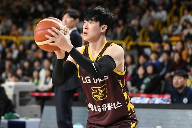 창원 LG 전성현이 지난해 12월 29일 창원체육관에서 열린 2024~25 프로농구 정규시즌 원주 DB와의 홈 경기에서 슛하고 있다. KBL 제공