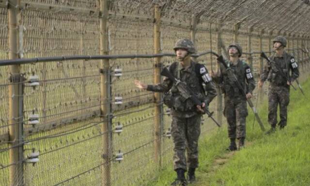 서부전선 철책에서 병사들이 경계근무를 서고 있다. 연합뉴스