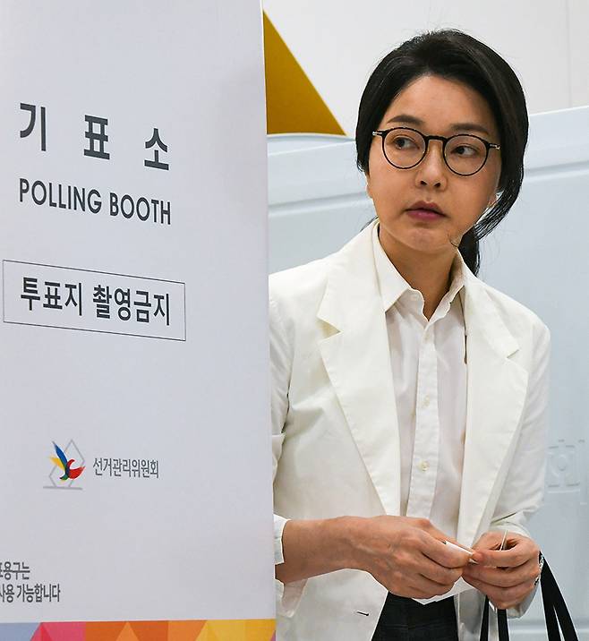 김건희씨가 제21대 대통령 선거일인 6월3일 오전 서울 서초구 투표소에서 투표를 하고 있다. ⓒ공동취재