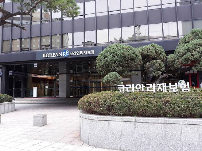 독점적 지위를 이용해 20여 년간 경쟁사업자의 시장 진입을 차단한 혐의를 받는 코리안리재보험(코리안리)에 대한 과징금 부과가 정당하다는 대법원 판단이 나왔다. 사진은 서울 종로구에 위치한 코리안리 사옥 ⓒ연합뉴스