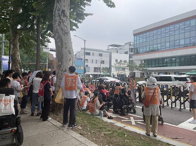 ​7일 오후 서울 종로구 국정기획위원회 앞에서 전국장애인차별철폐연대(전장연) 회원들이 시위를 하고 있다. ⓒ시사저널 이강산
