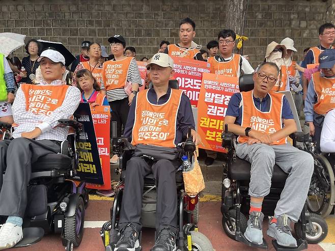 7일 서울 종로구 국정기획위원회 앞에서 전국장애인차별철폐연대(전장연) 회원들이 시위를 하고 있다. ⓒ전국장애인차별철폐연대