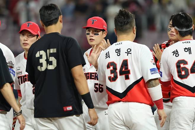 KIA는 전반기 막판 부상자가 속출하며 버티기에 돌입했지만, 기대 이상의 성적을 거두며 상위권 경쟁에 뛰어들었다. 사진제공|KIA 타이거즈