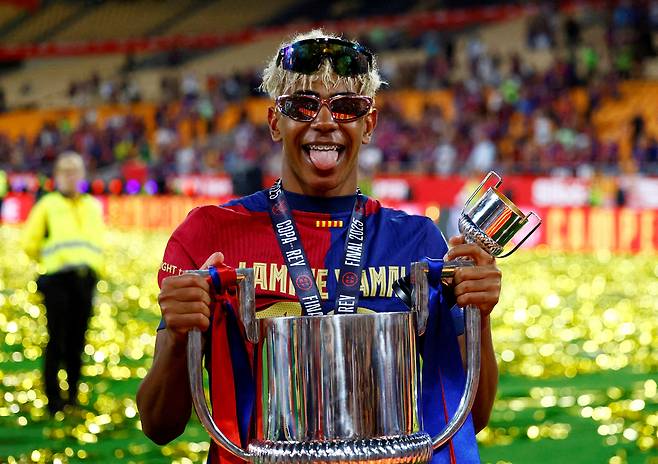 국왕컵을 들고 있는 라민 야말. 로이터연합뉴스