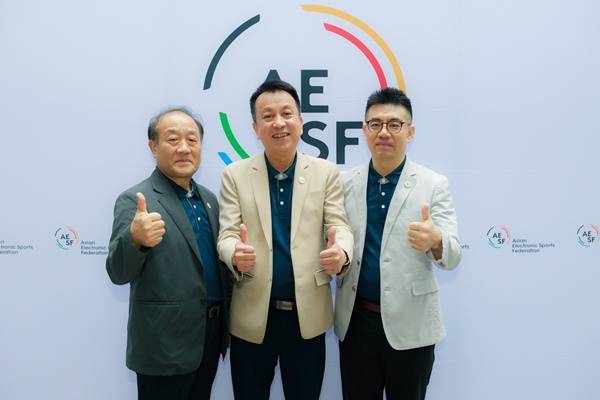 왼쪽부터 한국이스포츠협회 김영만 회장과 산티 로통 신임 AESF 회장, 그리고 김태형 신임 AESF 사무총장 / 사진=한국e스포츠협회 제공