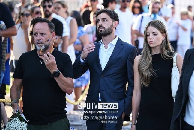 ▲ 조타 형제의 장례식은 포르투갈 곤도마르의 한 교회에서 거행됐다. 수십 명의 축구계 인사들이 곤도마르를 찾아 조타의 마지막 가는 길을 배웅했다. 버질 판 다이크와 앤디 로버트슨을 앞세운 리버풀 선수들은 물론 포르투갈 전현직 대표 선수들도 참석했다. 축구인과 정치인들도 이날 장례식을 찾아 눈물을 쏟기도 했다.