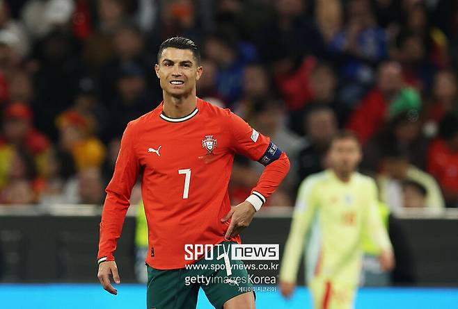 ▲ 포르투갈 의회 의장 호세 페드루 아기아르-브랑쿠는 "조타와 그의 동생의 부고를 접하게 되어 깊은 슬픔에 잠겼다. 축구선수로서 조타는 항상 큰 자부심을 가지게 만들었던 포르투갈의 국가대표였다"며 "조타가 보여준 헌신적인 노력과 축구를 향한 열정은 많은 젊은이에게 귀감이 됐다. 두 젊은이가 남긴 유산을 기리는 애도 기간을 직접 발표하겠다"라고 국가적 아픔으로 통감했다.