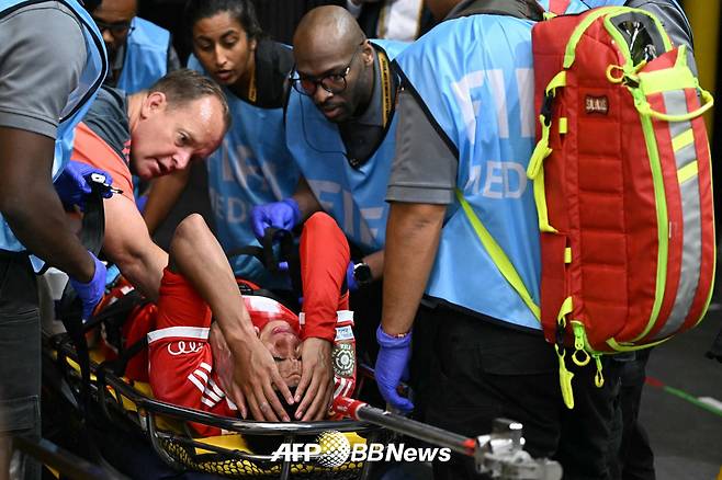 바이에른 뮌헨 공격수 자말 무시알라가 6일(한국시간) 미국 조지아주 애틀랜타의 메르세데스 벤츠 스타디움에서 열린 2025 국제축구연맹(FIFA) 클럽 월드컵 8강 파리 생제르맹(PSG)전에서 상대 골키퍼와 충돌로 다리가 뒤틀리는 부상을 당한 뒤 들것에 실려 병원으로 후송되고 있다. 바이에른 뮌헨 구단은 발목 탈구로 인한 종아리뼈 골절 진단을 받았다고 발표했다. /AFPBBNews=뉴스1