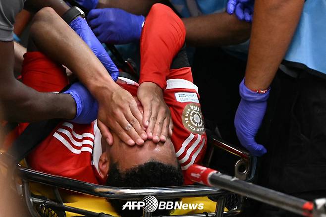 바이에른 뮌헨 공격수 자말 무시알라가 6일(한국시간) 미국 조지아주 애틀랜타의 메르세데스 벤츠 스타디움에서 열린 2025 국제축구연맹(FIFA) 클럽 월드컵 8강 파리 생제르맹(PSG)전에서 상대 골키퍼와 충돌로 다리가 뒤틀리는 부상을 당한 뒤 들것에 실려 병원으로 후송되고 있다. 바이에른 뮌헨 구단은 발목 탈구로 인한 종아리뼈 골절 진단을 받았다고 발표했다. /AFPBBNews=뉴스1