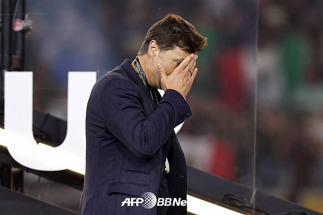 마우리시오 포체티노 미국 축구대표팀 감독이 7일(한국시간) 2025 북중미카리브축구연맹(CONCACAF) 골드컵 결승에서 멕시코에 져 우승에 실패한 뒤 준우승 메달을 목에 걸고 아쉬워하고 있다. /AFPBBNews=뉴스1