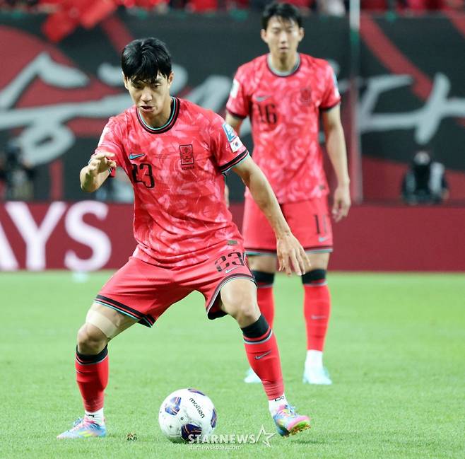전진우가 지난달 서울월드컵경기장에서 북중미월드컵 최종예선 마지막 경기인 쿠웨이트전에서 드리블을 하고 있다. /사진=강영조 선임기자