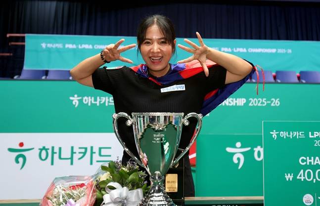 우승을 차지한 스롱이 손가락으로 통산 8회 우승을 나타내는 여덟 손가락을 펼쳐들고 있다. /사진=PBA 투어 제공