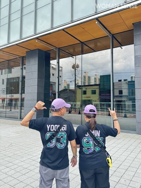 론(왼쪽ㆍ49세)과 애플(50세) 씨가 등에 각각 BTS 멤버 이름인 'YOONGI'와 'JIMIN'이 적힌 티셔츠를 입은 채 하이브 건물 뒤편에서 자세를 취하고 있다.&nbsp; 사진=김지호 인턴기자