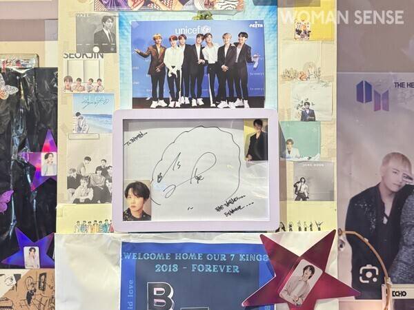 BTS 멤버가 자주 사먹었다는 '슈퍼스타 떡볶이' 내부에 제이홉 싸인이 걸려 있다.&nbsp; 사진=김지호 인턴기자