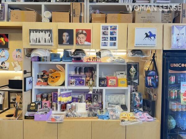 하이브 건물과 가장 가까운 BTS 테마 카페 '밀탑 용산점' 한 켠에 BTS 관련 상품이 전시돼 있다.