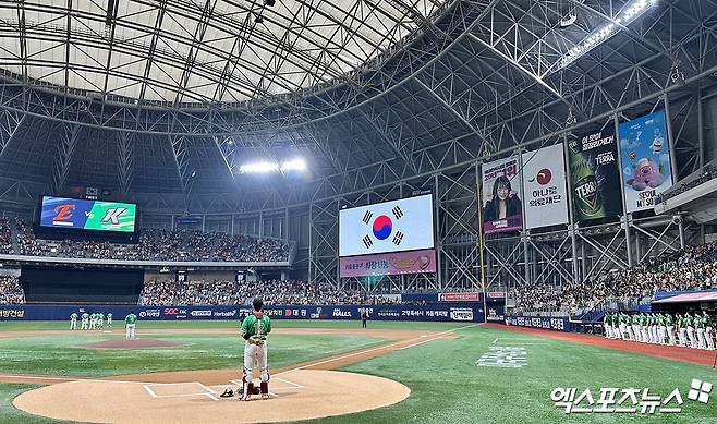 키움 히어로즈가 6일 서울 고척스카이돔에서 열린 2025 신한 SOL Bank KBO리그 한화 이글스와의 팀 간 10차전에서 1만 6000석 전 좌석 매진을 기록했다. 2008년 창단 이후 단일 시즌 최다인 19회 매진을 기록, 팀 역사를 새롭게 썼다. 사진 김한준 기자