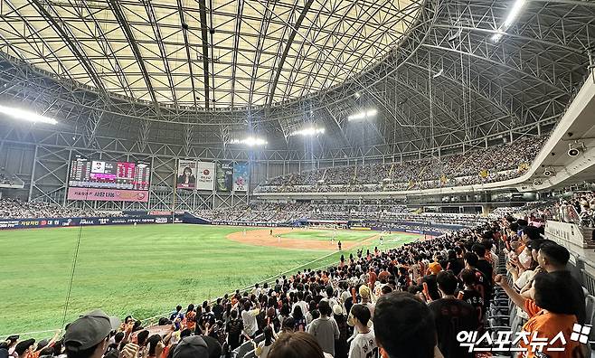 키움 히어로즈가 6일 서울 고척스카이돔에서 열린 2025 신한 SOL Bank KBO리그 한화 이글스와의 팀 간 10차전에서 1만 6000석 전 좌석 매진을 기록했다. 2008년 창단 이후 단일 시즌 최다인 19회 매진을 기록, 팀 역사를 새롭게 썼다. 사진 김한준 기자