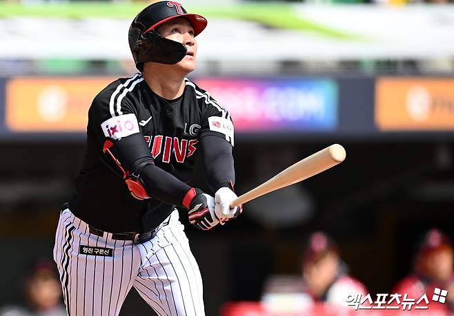 지난 3월 15일 오후 인천SSG랜더스필드에서 열린 2025 신한 SOL Bank KBO리그 LG 트윈스와 SSG 랜더스의 시범경기, 2회초 1사 LG 오지환이 솔로 홈런을 날리고 있다. 엑스포츠뉴스 DB