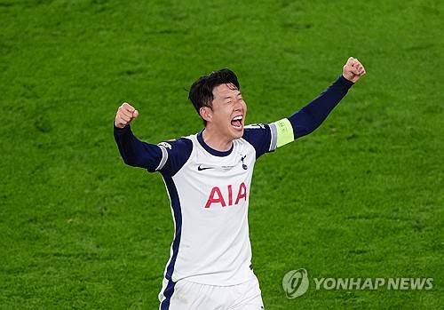 영국 매체 '더선'은 6일 손흥민이 새로운 도전에 준비가 되어있음에도 불구하고 미국 메이저리그사커(MLS)행을 거절할 거라고 보도했다.&nbsp;매체는 '미국 LAFC가 손흥민을 놓칠 것으로 보인다. LAFC는 릴로 이적한 전 아스널, 첼시 스트라이커 올리비에 지루의 빅네임 대체자로 손흥민을 노렸다. 하지만 지금 미국으로의 이적은 이 단계에서 일어나지 않을 것이며 LAFC는 1월이나 다음 12개월까지 기다려야 할 것'이라고 했다. 연합뉴스