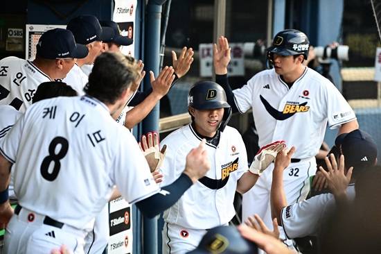 두산 베어스가 6일 서울 잠실야구장에서 2025 신한 SOL 뱅크 KBO리그 KT 위즈전을 치러 8대 7 대역전승을 거뒀다. 김재호의 은퇴 경기 및 은퇴식이 열린 날 함께 왕조 시절 주역이었던 양의지와 김재환의 활약 속에 거둔 승리라 더 뜻깊었다. 두산 베어스