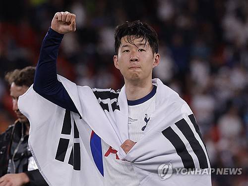 영국 매체 '더선'은 6일 손흥민이 새로운 도전에 준비가 되어있음에도 불구하고 미국 메이저리그사커(MLS)행을 거절할 거라고 보도했다.&nbsp;매체는 '미국 LAFC가 손흥민을 놓칠 것으로 보인다. LAFC는 릴로 이적한 전 아스널, 첼시 스트라이커 올리비에 지루의 빅네임 대체자로 손흥민을 노렸다. 하지만 지금 미국으로의 이적은 이 단계에서 일어나지 않을 것이며 LAFC는 1월이나 다음 12개월까지 기다려야 할 것'이라고 했다. 연합뉴스