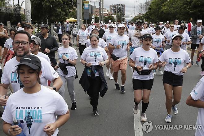6일(현지시간) 미겔 우리베 투르바이 상원 의원 쾌유를 바라는 이들이 조직한 달리기 대회 [보고타 EPA=연합뉴스. 재판매 및 DB 금지]