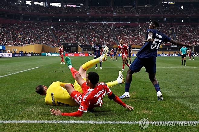 PSG 골키퍼와 충돌하는 뮌헨의 자말 무시알라(가운데) [로이터=연합뉴스]