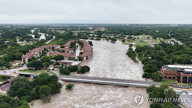 폭우에 범람한 미 텍사스주 샌 가브리엘 강 [로이터=연합뉴스 자료사진. 재판매 및 DB금지]