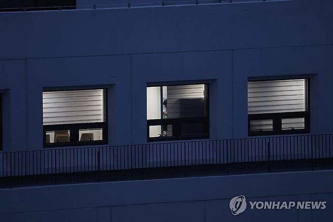 삼부토건 압수수색 중인 김건희 특검팀 (서울=연합뉴스) 서대연 기자 = 윤석열 전 대통령 배우자 김건희 여사를 둘러싼 각종 의혹을 수사하는 민중기 특별검사팀이 3일 서울 종로구 삼부토건이 입주한 빌딩에서 압수수색을 진행하고 있다. 2025.7.3 [공동취재] dwise@yna.co.kr