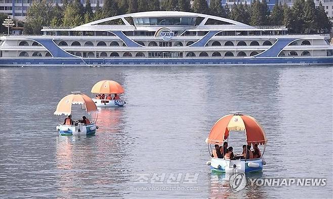 대동강에서 더위 식히는 평양 주민 (평양 조선신보=연합뉴스) 재일본조선인총연합회 기관지 조선신보는 평양 대동강에서 유람용 원형보트 봉사(서비스)가 인기를 끌고 있다고 7일 보도했다. 2025.7.7 
    [국내에서만 사용가능. 재배포 금지. For Use Only in the Republic of Korea. No Redistribution] nkphoto@yna.co.kr