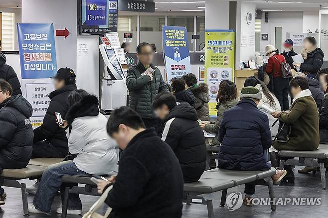 서울의 한 고용복지플러스센터에서 실업급여 인정 위해 상담대기중인 시민 [연합뉴스 자료사진]