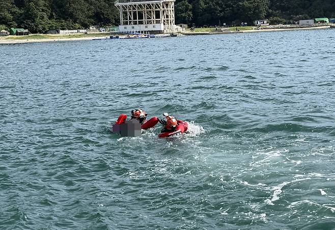 사건 당시 구조 활동 하는 창원 해경 [경남 창원해양경찰서 제공. 재판매 및 DB 금지]