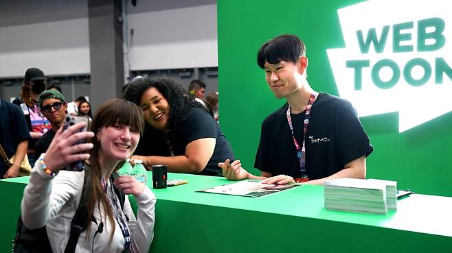 LA 애니메 엑스포에서 기념 사진을 찍는 SIU 작가와 팬 [네이버웹툰 제공. 재판매 및 DB 금지]